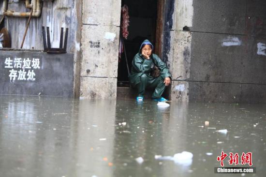 7月15日，因连日强降雨致长沙市开福区西长街街道出现严重内涝，最深水位超过一米，沿街60余户门面进