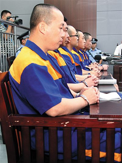 8月20日，平度“3·21”纵火案7名被告在青岛接受法庭公开审理。
