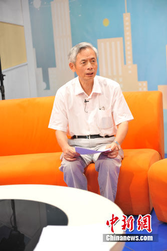中国房地产业协会名誉副会长朱中一参加中新网房产频道视频访谈。