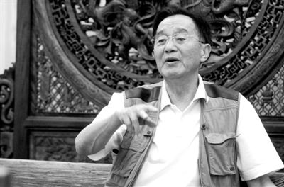 2005年6月8日,张贤亮接受新京报记者专访。 2005年6月8日,张贤亮接受新京报记者专访。
