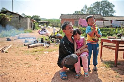距离震中10公里，团结村，56岁杨大春在地震发生时抱着孙子和孙女逃出来。