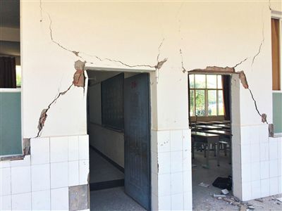 永平镇第一小学破损的教学楼。