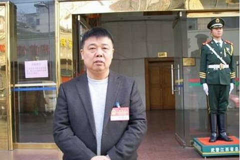 江西大富集团董事长、原萍乡市人大代表何春明。