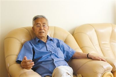 杨维骏 历任云南省政协副主席等职。89岁高龄的杨维骏为12名失地农民代表开道，到云南省政协反映问题。