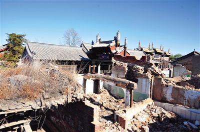 大同市文庙附近开发的一片仿古四合院，附近基础设施建设已停工，周围都是废墟。