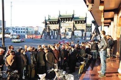 11月3日，大同市四牌楼附近，耿彦波“粉丝团”在聚众讨论。