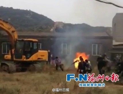 实拍养殖户被强拆自焚 点燃后冲向工作人员(来源:网易网友) 实拍养殖户被强拆自焚 点燃后冲向工作人员(来源:网易网友)