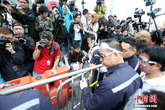 11月18日上午，香港法庭颁令执达主任展开清除在金钟中信大厦外的障碍物，先后清理了龙汇道上的铁马，警
