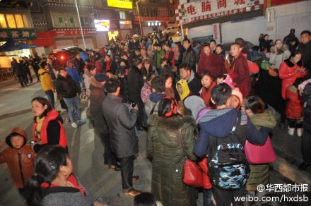 民众深夜出门避震