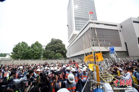 12月11日上午，香港非法“占领区”清除障礙物。