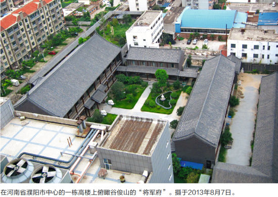 在河南省濮阳市中心的一栋高楼上俯瞰谷俊山的“将军府”。摄于2013年8月7日
