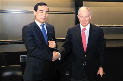 1月31日，安邦保险集团CEO吴小晖与黑石集团董事长苏世民在哈佛校园招聘会上。