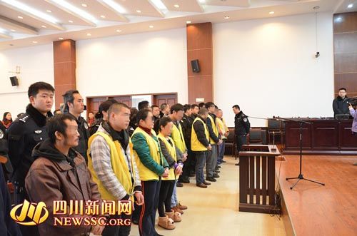 胡宝宝（右四）等接受集中宣判。