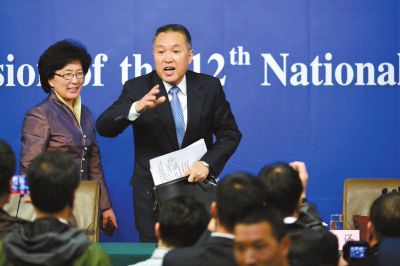 　昨天，张茅在十二届全国人大三次会议的记者会上。京华时报记者王海欣摄