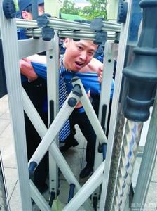律师王甫在试图跑进衡阳中院大门时被围攻者阻止，西服和衬衣被撕烂。
