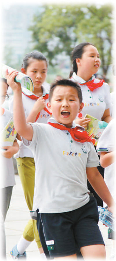 南京某小学学生在参加课外活动。
