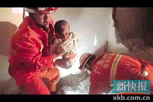 消防员救出婴儿。通讯员供图