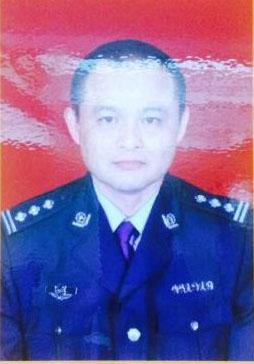 深圳一副局长开警车撞宾利逃逸 疑监控醉态明显