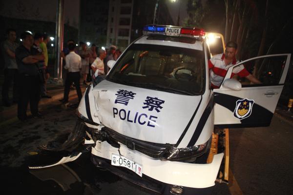 深圳一副局长开警车撞宾利逃逸 疑监控醉态明显