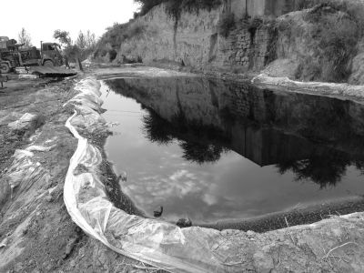 志丹县处油井旁，污染的石油就随意放在个池子里。