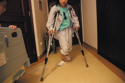 医院病房内，15岁的脑瘫患儿陈洪只能依靠拐杖行走，为治病家里已花光了所有积蓄。安沂华介绍，像陈洪这样亟待救助的脑瘫患儿还有很多，但用于救助他们的“星光专项基金”却已夭折。