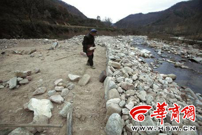 11月6日，93岁的凤县老人曾文财一吃完饭就又到河边搬运石头加固河堤了