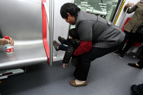 2012年11月20日，杭州地铁免费体验的第三天，根据杭港地铁公司的统计，当地约有7万人体验地铁1号线，和前两天总人数相当。其中，大伯大妈的热情，被彻底点燃，多趟列车近乎满载，难以上客。同时，车厢内竟然还出现了家长抱着孩子往车门边、座位下小便的状况，有网友戏称：杭州地铁的“第一次”没开通就被剥夺了。图片CFP