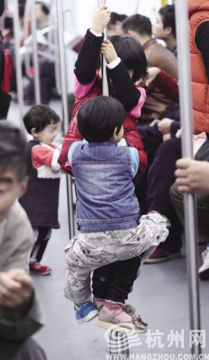 杭州地铁1号线进行免费试乘 小孩在车厢内小便