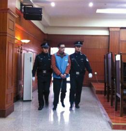 赵勇被带上法庭。