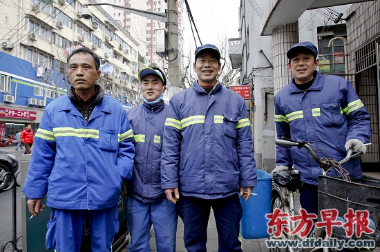 昨日，夏咸雷、鲁敬波、鲁正玉、姜荣权（从左至右）四名环卫工人，他们为老人在垃圾里找回现金。早报记者 张栋 图