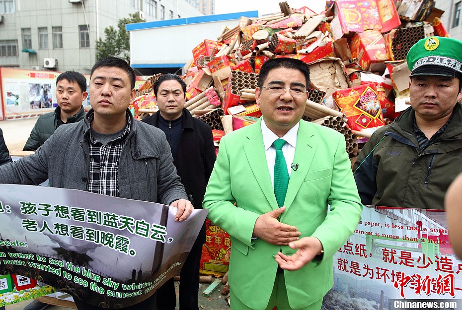 陈光标街头宣传环保 污染企业主自扇耳光