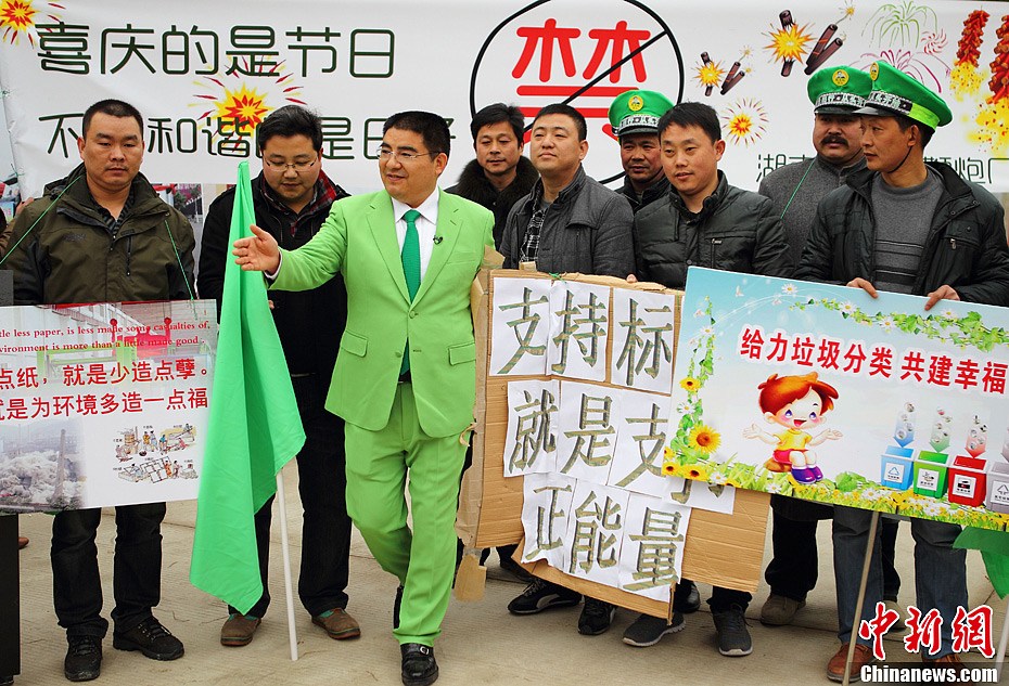 陈光标街头宣传环保 污染企业主自扇耳光