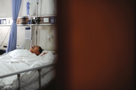 3月6日，长沙市中心医院，身患重病的王灿军躺在病床上，丈夫陈三忠不离不弃。图/记者辜鹏博实习生周蔷
