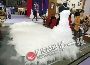 重庆展出镶嵌3万颗水晶珍珠婚纱 租金9800元/天