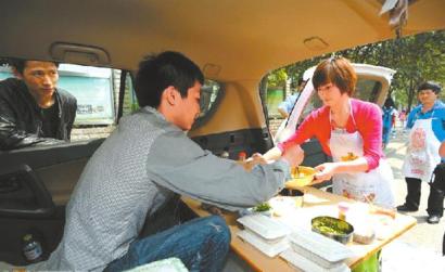 四川宜宾：大学生情侣开越野卖凉面引热议