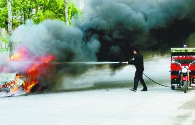 轿车追尾巴士引发油箱爆炸 17名乘客及时疏散