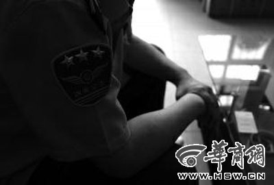 公交司机帮民警抓小偷 围观乘客喊耽误时间(图)