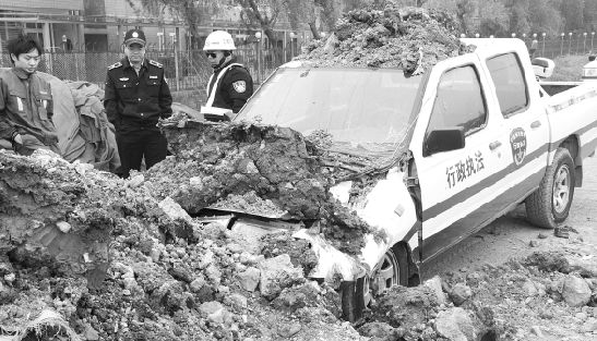 司机偷倒渣土被抓40吨渣土埋没城管执法车（图）