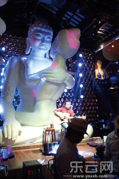 佛像“助阵”酒吧，争议炸开锅
