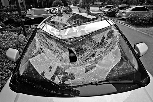 越野车车盖以及前挡风玻璃被砸得凹陷进去。见习记者姚卡/摄