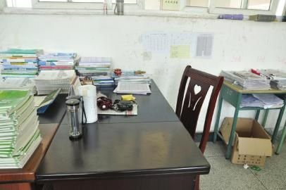 杨中华生前的办公桌。