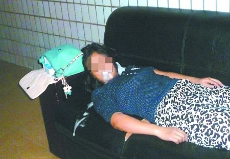 女子横躺在沙发上口吐白沫。通讯员 康睿 记者 吴珊 摄