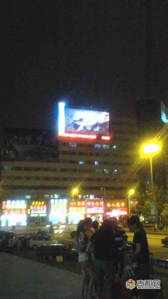 当时大屏幕播出的影像 视频截图