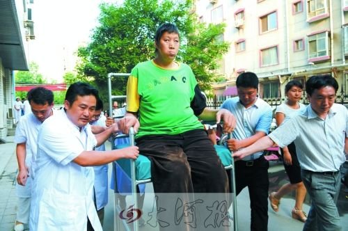 男子患巨人症身高2.55米 医院免费为其治疗(图)