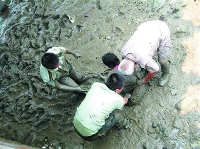 单身妈妈压力大跳海 坐等海水将自己淹没(图)