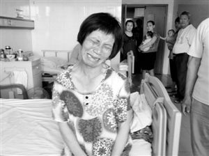 周小姐的母亲哭诉：“女儿这一辈子全毁了。”