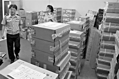 昨日，海淀警方将追回的700余台电脑，发还到中关村43家商户手中。新京报记者 王叔坤 摄