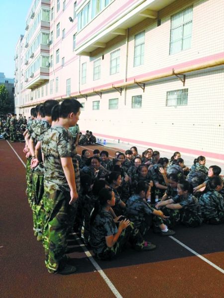 女孩们说，这道“人影阴凉”，为高中时代的记忆镶上了一颗珍珠 网友供图