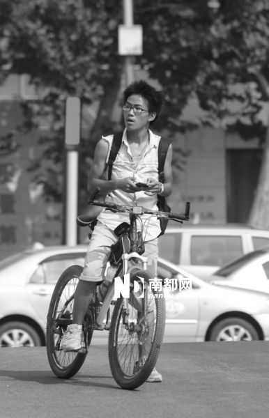 8月24日，林澳骑车抵达天津大学东门口。C FP图片