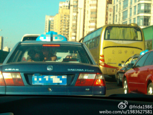 男女乘客在出租车内疑似车震